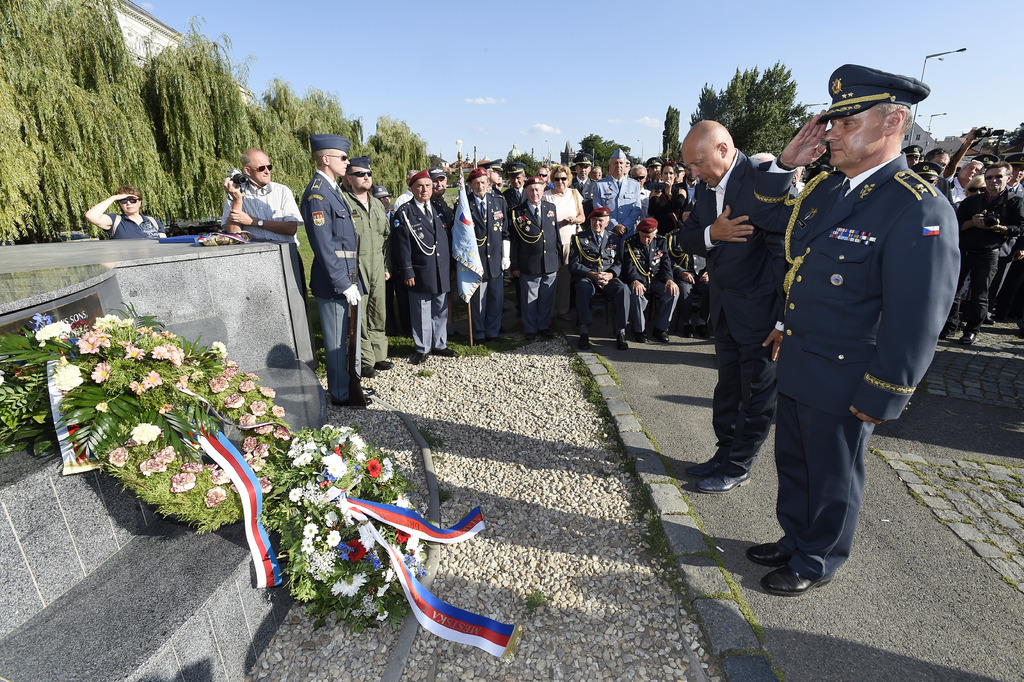 Starosta Městské části Praha 1 Oldřich Lomecký spolu s generálmajorem Jiřím Vernerem vzdali čest čsl. letcům, kteří za 2. světové války sloužili v řadách RAF