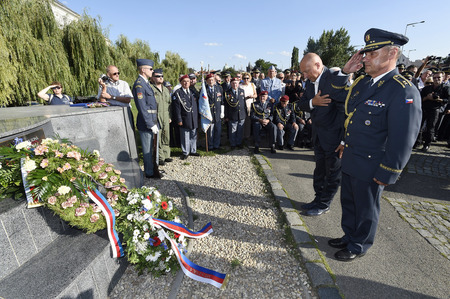 Starosta Městské části Praha 1 Oldřich Lomecký spolu s generálmajorem Jiřím Vernerem vzdali čest čsl. letcům, kteří za 2. světové války sloužili v řadách RAF