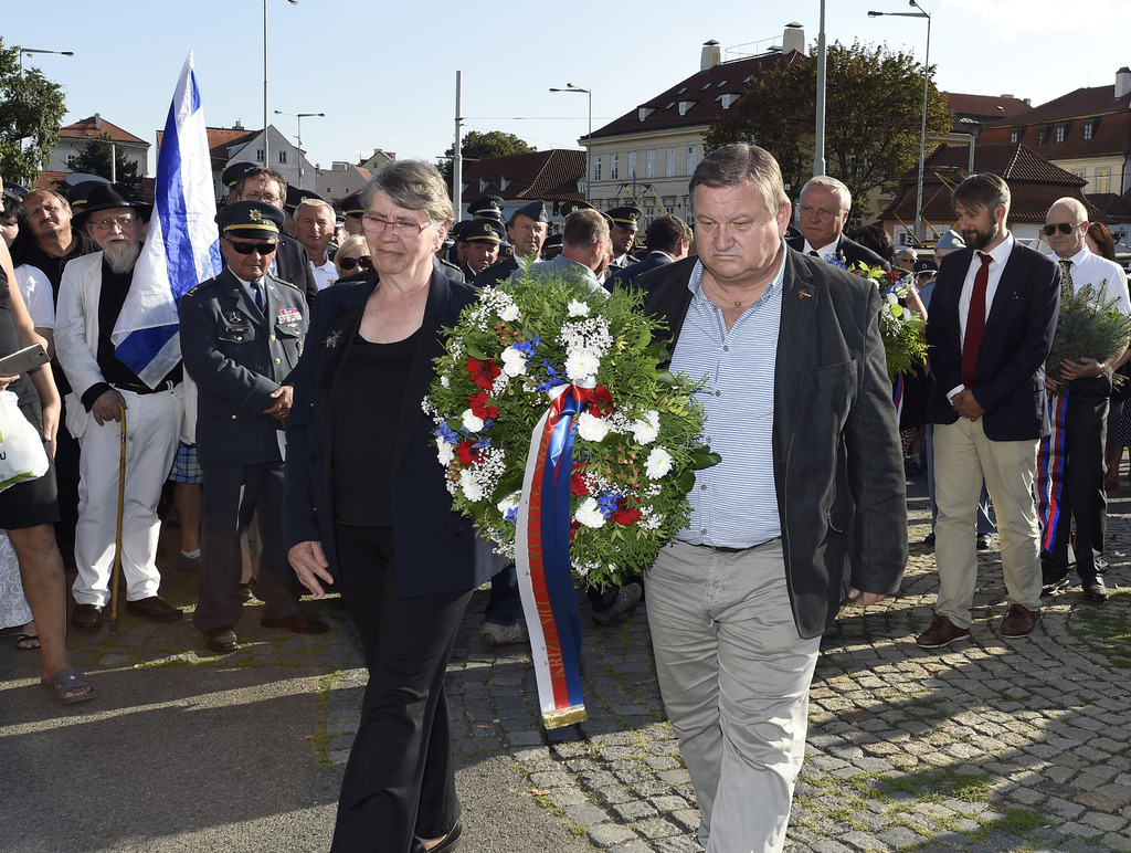 Ředitelka Nadace armádního generála Karla Janouška Jessica Horváthová spolu s Jiřím Petráškem Werichem položili věnec u památníku na Klárově