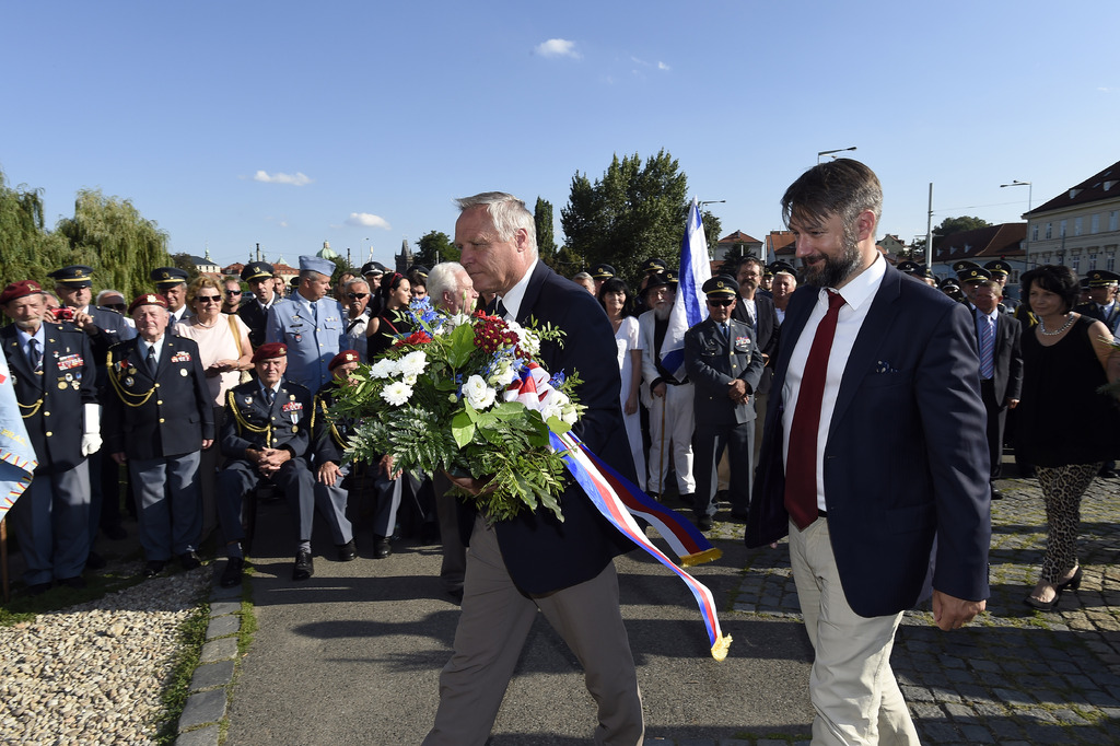 Smuteční kytici k památníku položili náměstek ministra obrany Jakub Landovský a bývalý zástupce náčelníka Generálního štábu AČR generál Bohuslav Dvořák