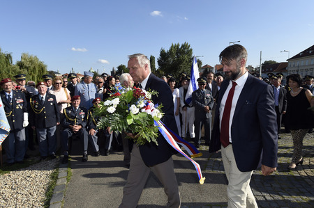 Smuteční kytici k památníku položili náměstek ministra obrany Jakub Landovský a bývalý zástupce náčelníka Generálního štábu AČR generál Bohuslav Dvořák
