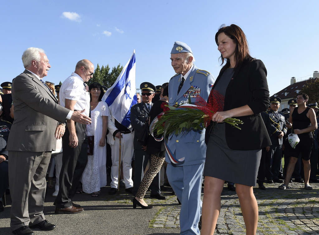 Válečný veterán - palubní operátor - brigádní generál Pavel Vranský se poklonil památce svých spolubojovníků