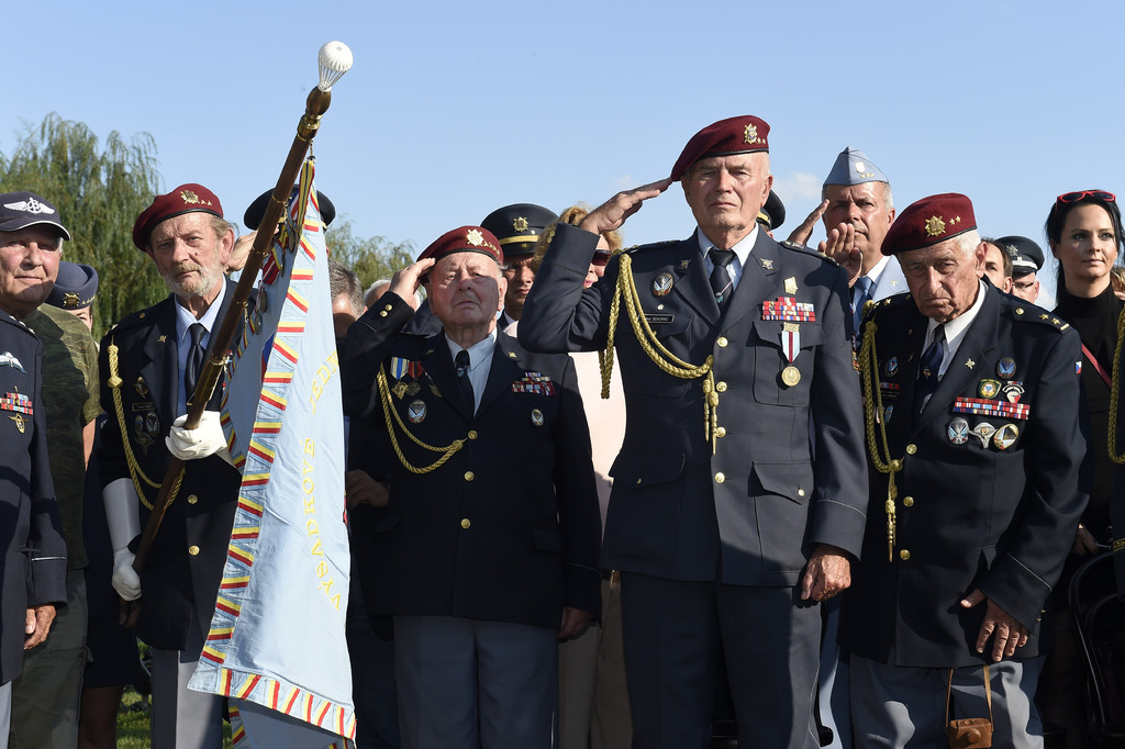 Uctít památku příslušníků RAF přišli také výsadkoví veteráni