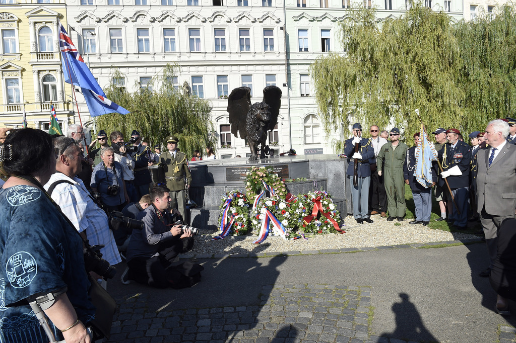 Památník Okřídleného lva na pražském Klárově - dar britské komunity žijící v ČR,  ozdobily smuteční věnce a kytice