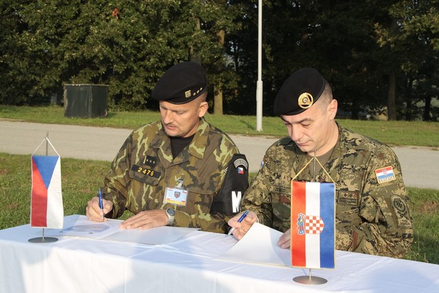 Podpis protokolu Transfer of Authority (1)