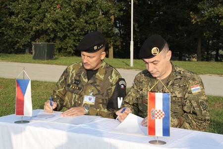 Podpis protokolu Transfer of Authority (1)