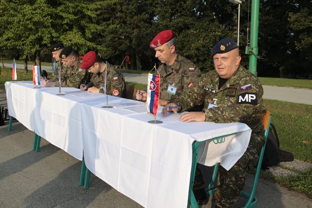 Podpis protokolu Transfer of Authority (2)