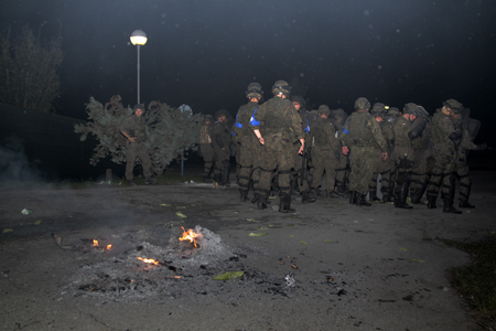 prostor vjezdu do FOB Delta po vytlačení davu