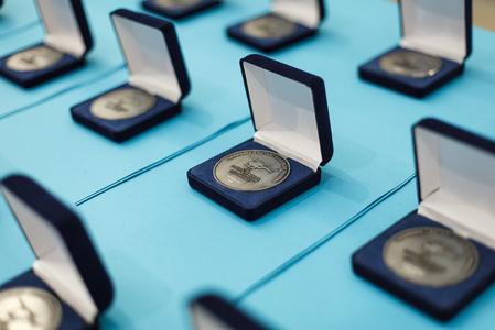 Pamětní medaile pro studenty od LOM PRAHA TRADE 