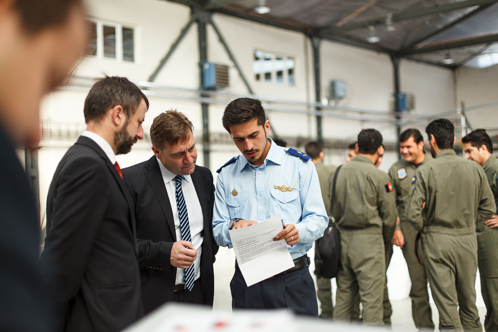 Vedoucí třídy se připravuje na proslov 