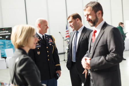 Chargé d'Affaires Kelly Adams-Smith rozmlouvá s novým velvyslancem v Afghánistánu Petrem Štěpánkem