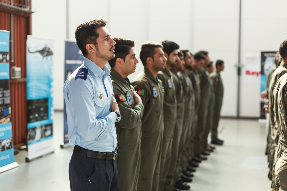 Studenti při hymně Afghánské islamské republiky 