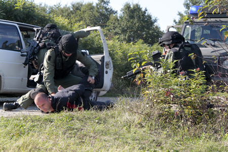 příprava na VIP den – vytažení pachatele z vozidla