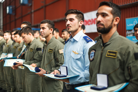 Třetí skupina afghánských pilotů vrtulníků završila základní výcvik v Hradci Králové