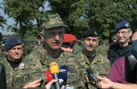 Zástupce náčelníka GŠ Chorvatských ozbrojených sil admirál Simičič odpovídá na dotazy médií
