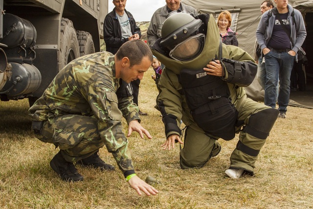 Na Dnech NATO si návštěvníci mohli vyzkoušet pyrotechnický oblek
