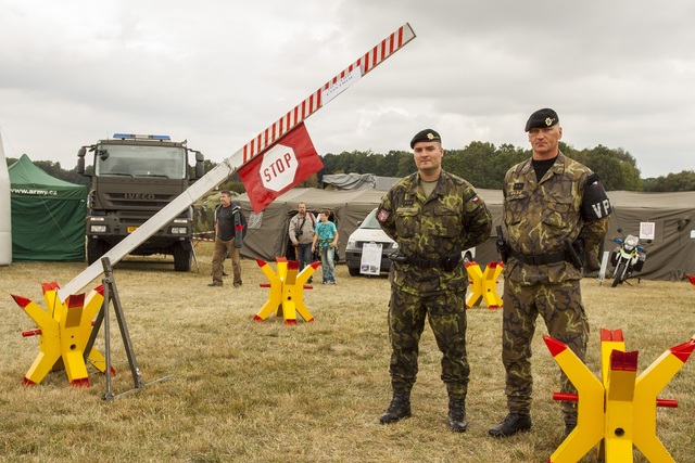 Smíšená hlídka u vstupu vnější části statické ukázky Vojenské policie na Dnech NATO