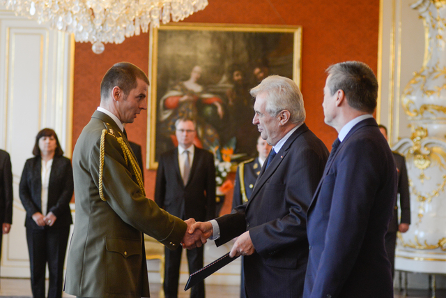 Prezident republiky Miloš Zeman dnes na návrh Vědecké rady Univerzity obrany jmenoval profesorem podplukovníka Davida Vališe, zástupce vedoucího katedry bojových a speciálních vozidel UO.

