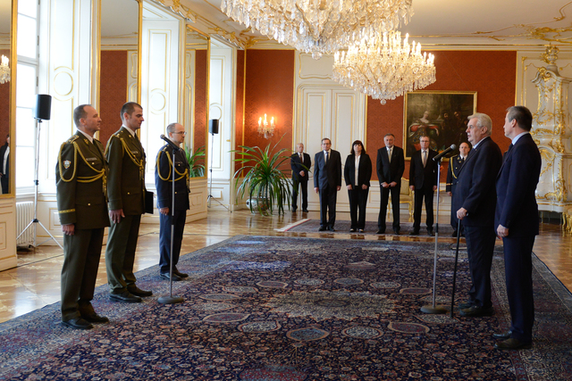 Prezident republiky Miloš Zeman dnes na návrh Vědecké rady Univerzity obrany jmenoval profesorem podplukovníka Davida Vališe, zástupce vedoucího katedry bojových a speciálních vozidel UO.