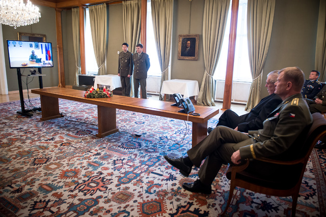Prezident Miloš Zeman se s vojáky v misích spojil prostřednictvím videospojení a telefonu