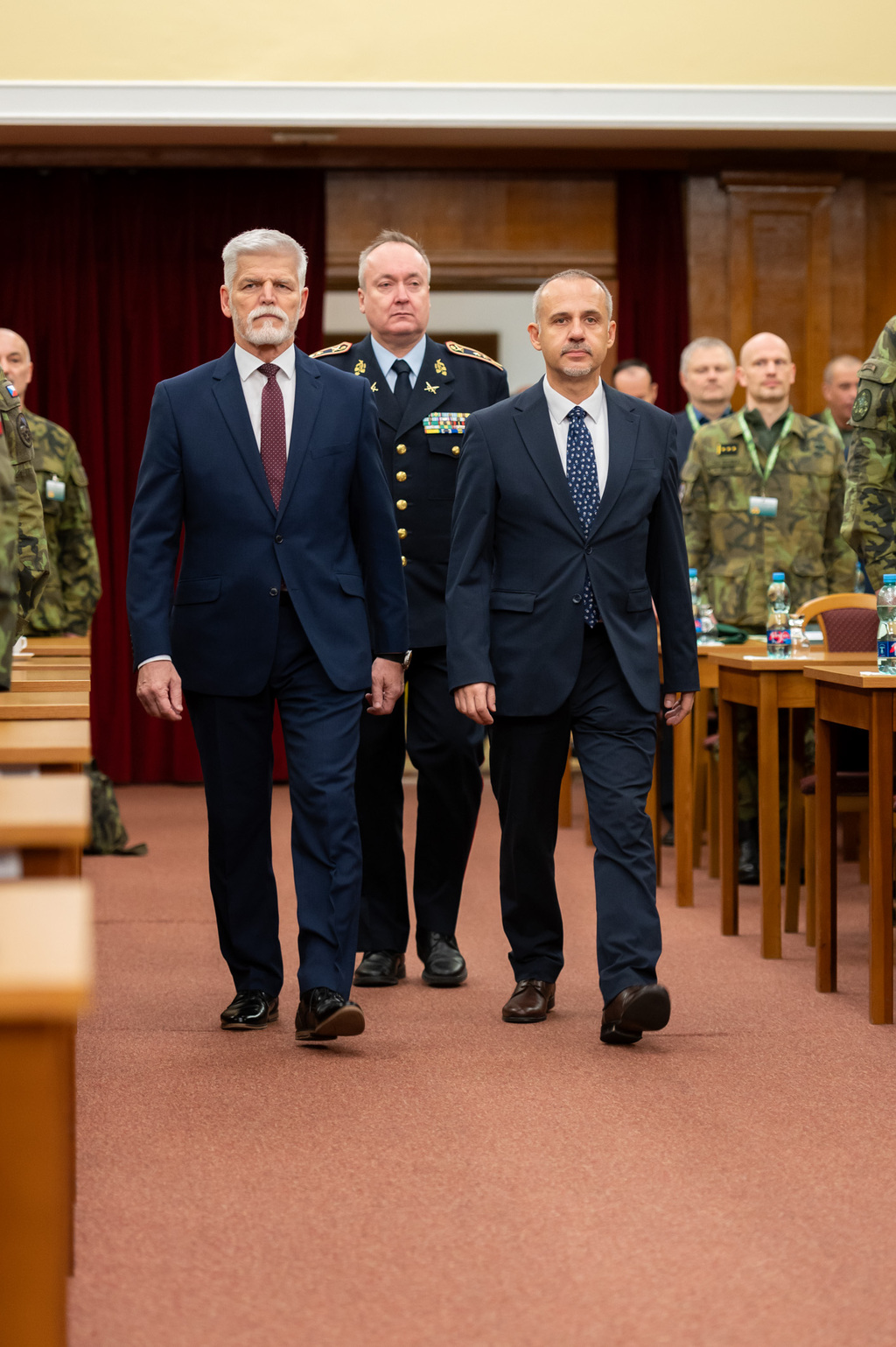 Prezident republiky Petr Pavel v doprovodu 1. náměstka ministryně obrany Františka Šulce a náčelníka Vojenské kanceláře prezidenta republiky generála Radka Hasaly