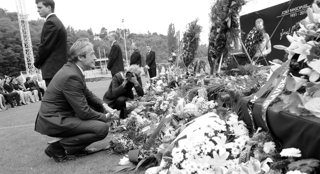 Ministr Stropnický před rakví Josefa Masopusta