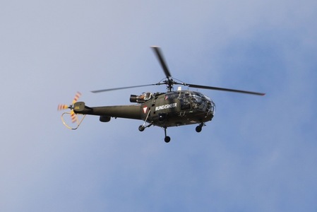 Vrtulník monitoruje situaci na provizorní hranici