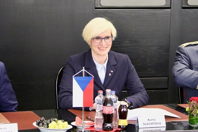 Karla Šlechtová při jednání na Slovensku