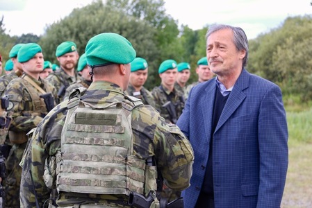 Ministr Stropnický se zdraví s českými vojáky na cvičení Cooperative Security 2017