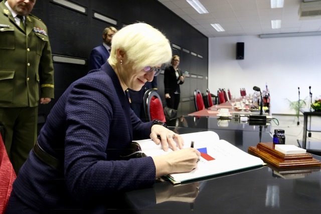Ministryně obrany Karla Šlechtová se podepisuje do návštěvní knihy