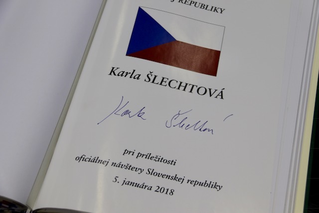 Podpis ministryně obrany ČR v knize návštěv