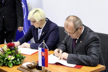 Ministryně obrany ČR Karla Šlechtová se svým slovenským protějškem podepsala smlouvu, která pilotům umožní zasáhnout na území druhého státu proti narušiteli vzdušného prostoru
