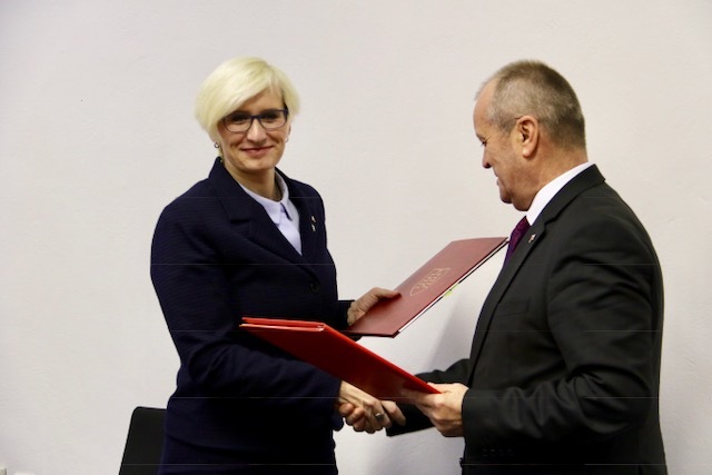 Ministryně obrany ČR Karla Šlechtová se svým slovenským protějškem podepsala smlouvu, která pilotům umožní zasáhnout na území druhého státu proti narušiteli vzdušného prostoru