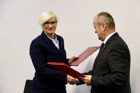 Ministryně obrany ČR Karla Šlechtová se svým slovenským protějškem podepsala smlouvu, která pilotům umožní zasáhnout na území druhého státu proti narušiteli vzdušného prostoru