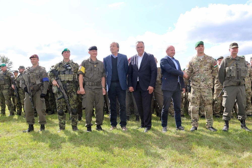 Společná fotografie ministrů a zúčastněných vojáků