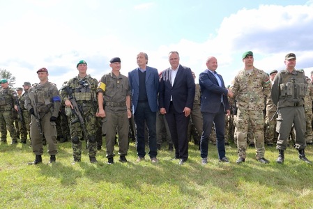 Společná fotografie ministrů a zúčastněných vojáků