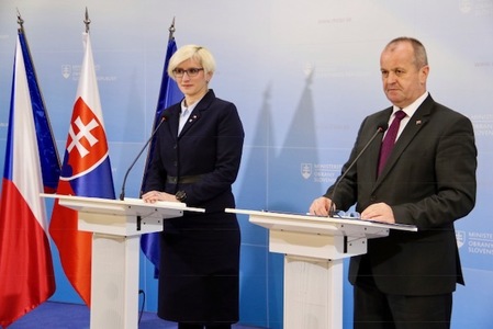 První zahraniční cesta ministryně obrany Karly Šlechtové vedla na Slovensko