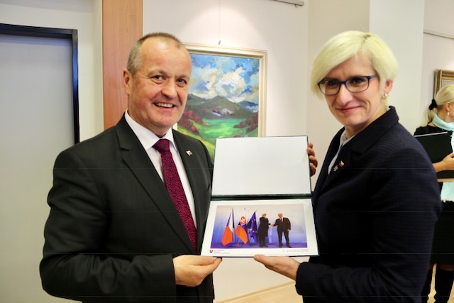 Ministr obrany SR Peter Gajdoš a ministryně obrany ČR Karla Šlechtová ukazují společnou fotografii