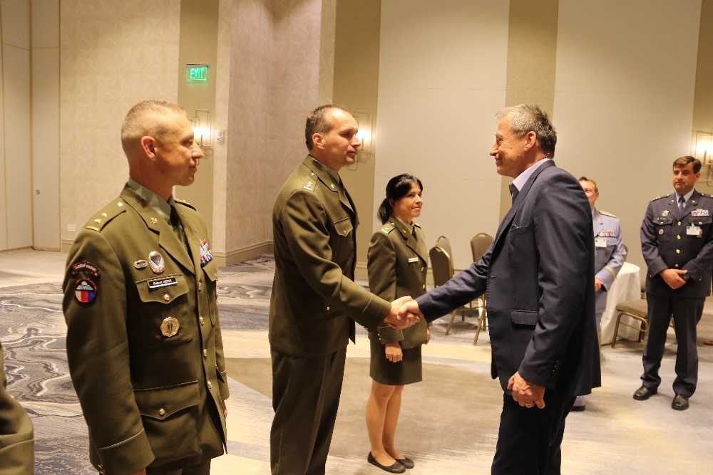 Setkání se šesticí českých důstojníků sloužících na ACT a okolních základnách