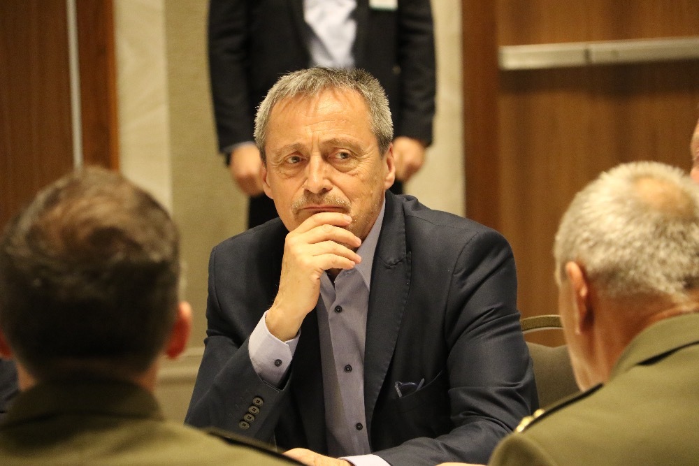Ministr jedná se českými důstojníky sloužících na ACT a okolních základnách