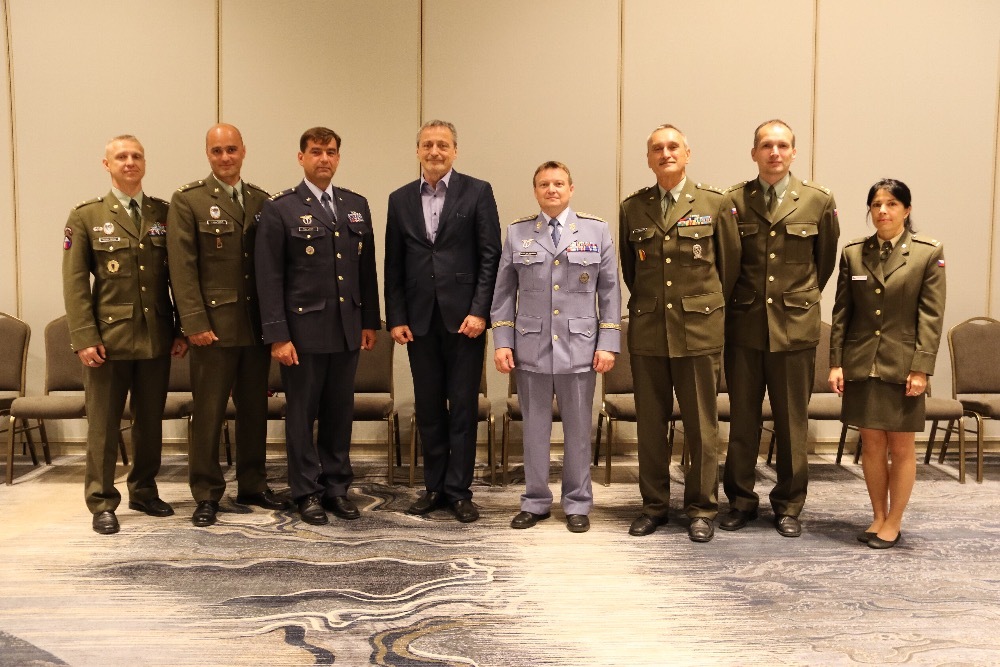 České vojáky pozdravil s ministrem i generál Mikulenka