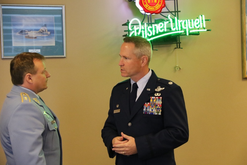 Ministra doprovází generálmajor Petr Mikulenka