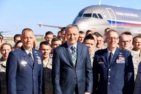 Ministr obrany na velitelství Nebraské národní gardy