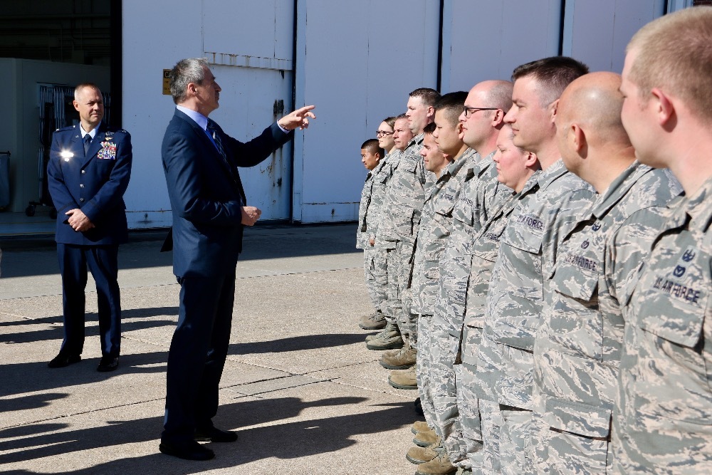 Ministr se potkal s řadou vojáků, které mají české kořeny