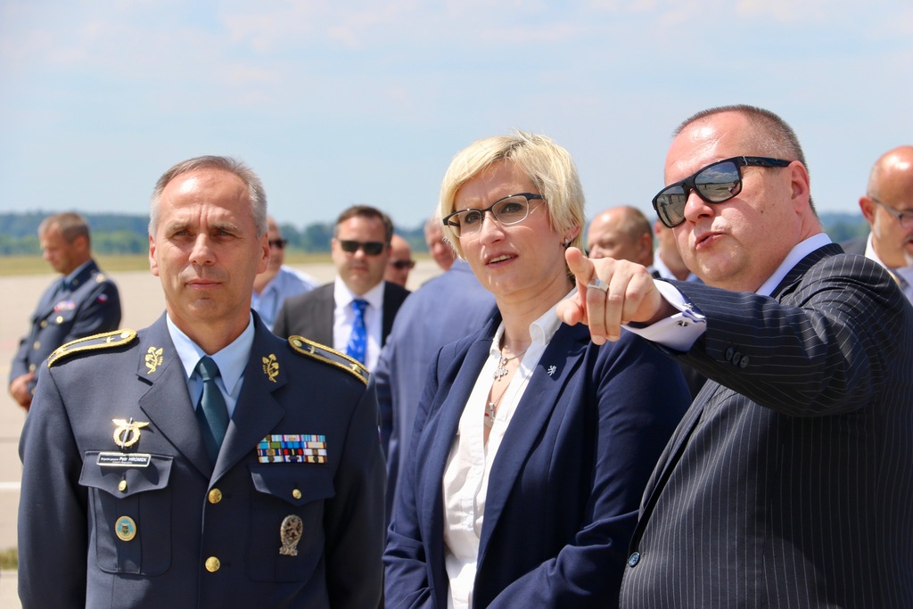 Brigádní generál Petr Hromek, ministryně obrany Karla Šlechtová a ředitel LOM Praha s. p. Roman Planička