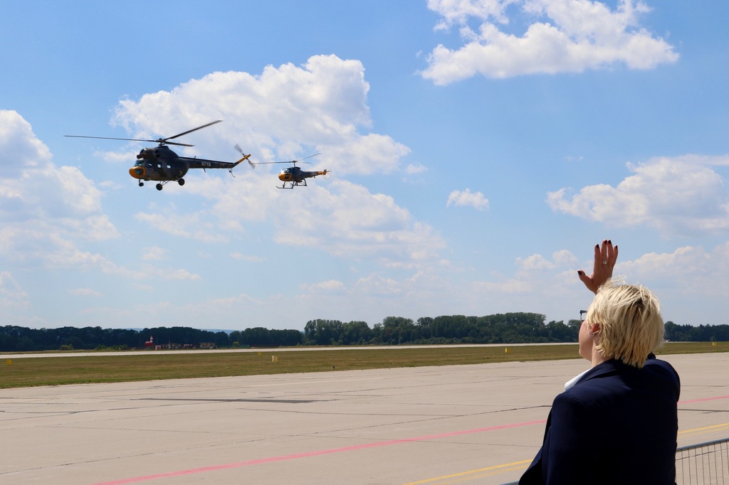 Ministryně obrany Karla Šlechtová mává americkému vrtulníku