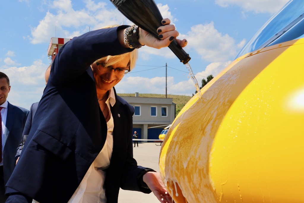 Ministryně obrany pokřtila americký vrtulník Enstrom 480B