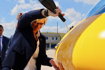 Ministryně obrany pokřtila americký vrtulník Enstrom 480B