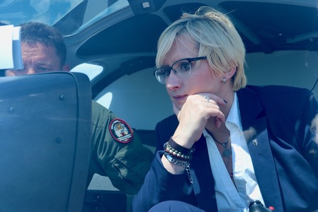 Ministryně Šlechtová si prohlíží interiér amerického vrtulníku Enstrom 480B