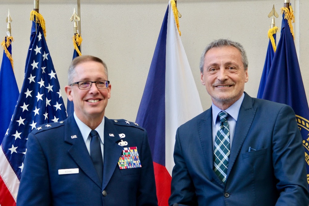 Velitel Nebraské národní gardy generálmajor Daryl Bohac a ministr obrany Martin Stropnický